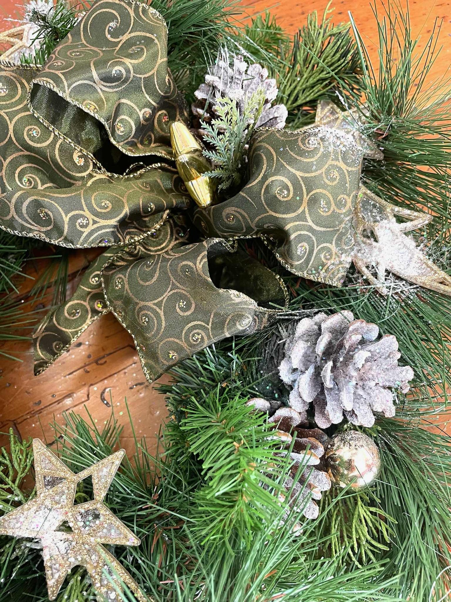 Medium Christmas Wreath - Green & Gold Bow with Starbursts